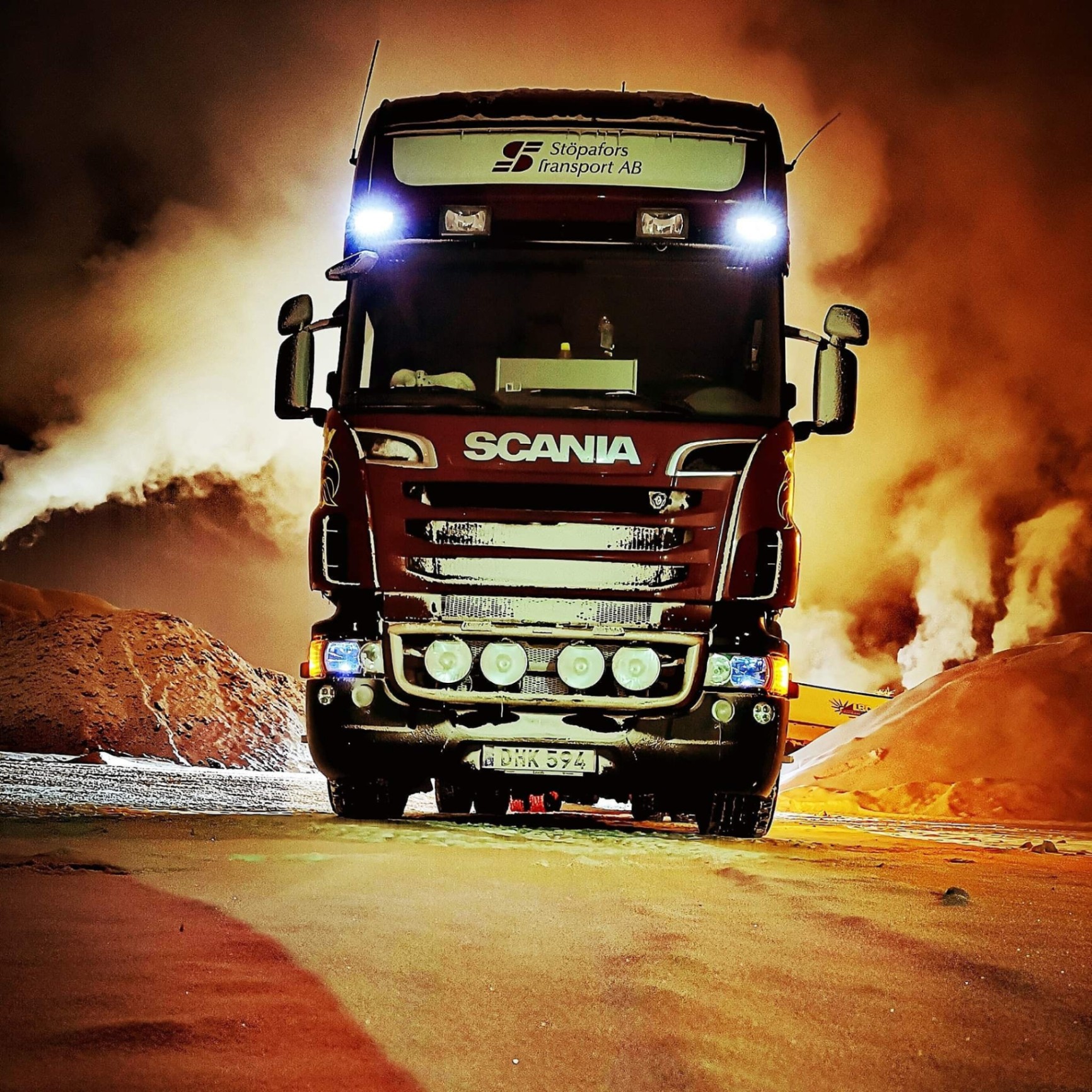 Stöpafors Transports Scania-lastbil i nattbelysning