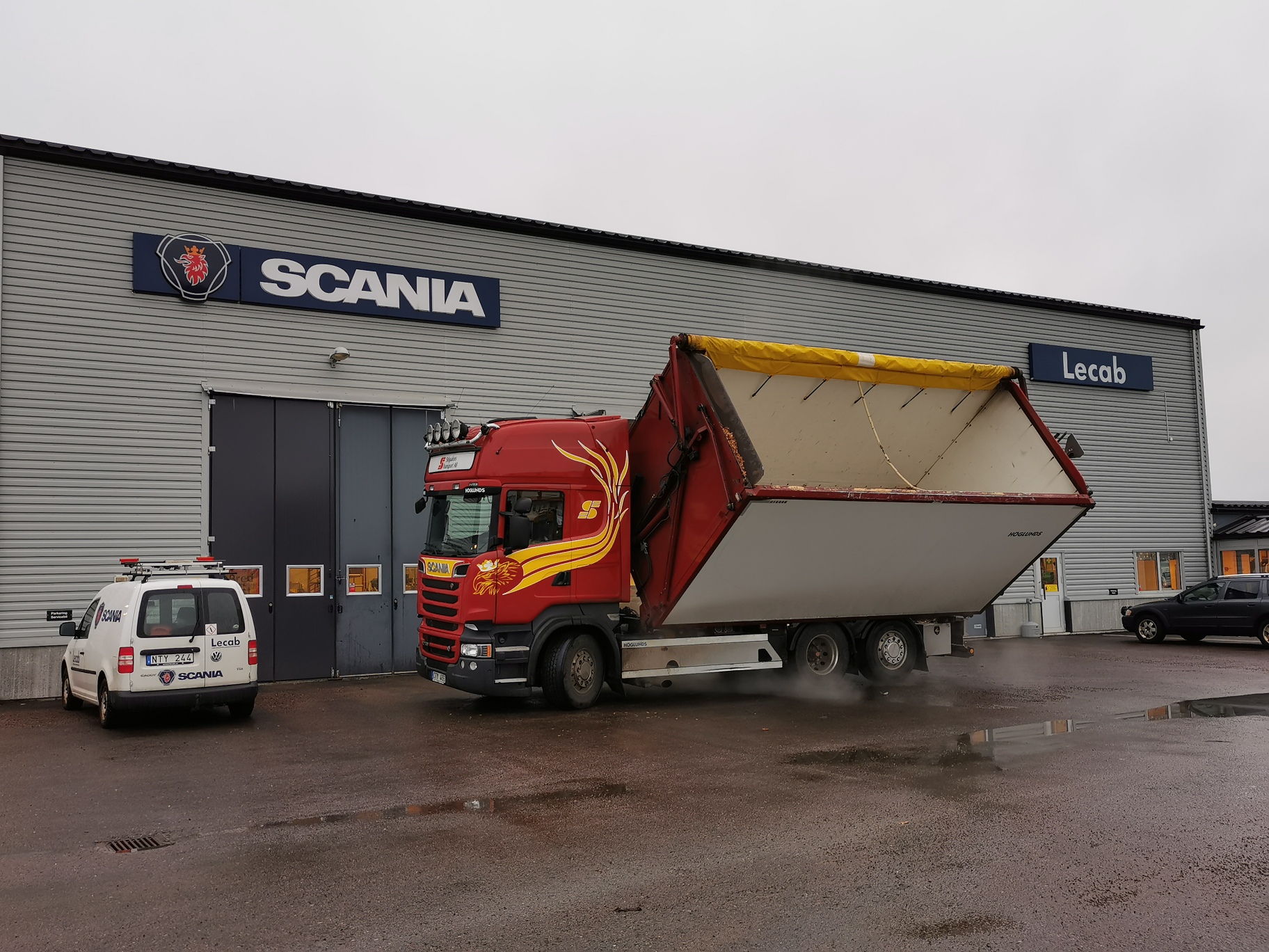 Scania tippar på Lecab serviceanläggning