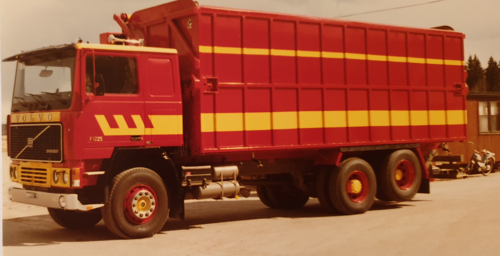 Klassisk Volvo F12 i röd och gul lackering