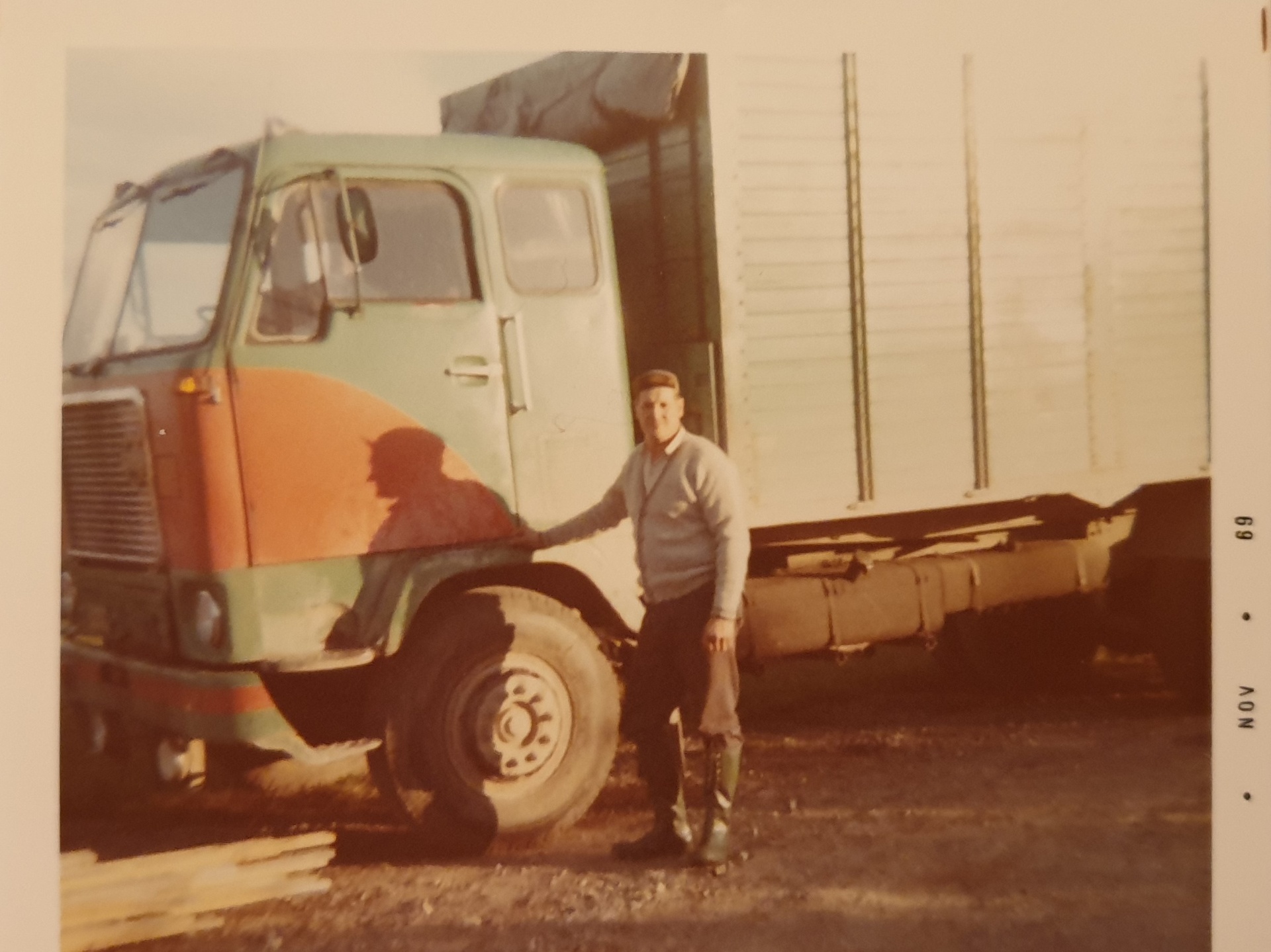 Chaufför framför Volvo lastbil, november 1969